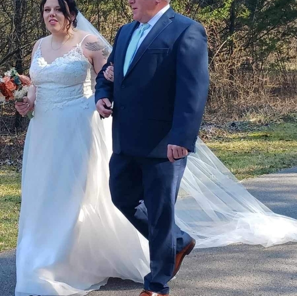 Elegant White Lace Wedding Dress - Picture 9 of 10